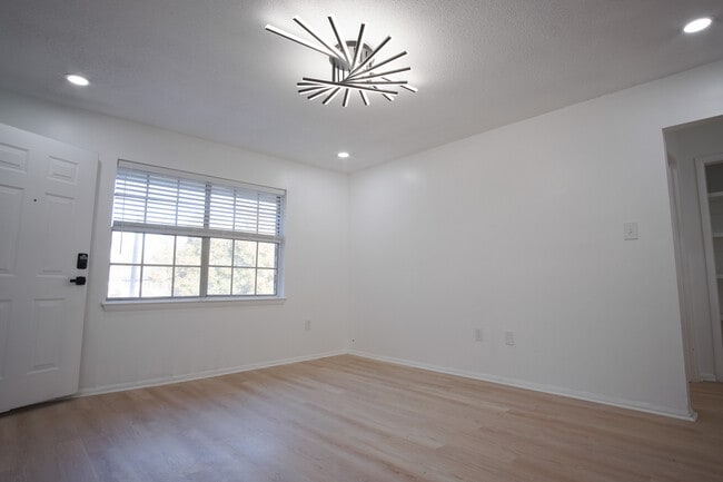 Photo - 106 Woodhouse Ln Unit D