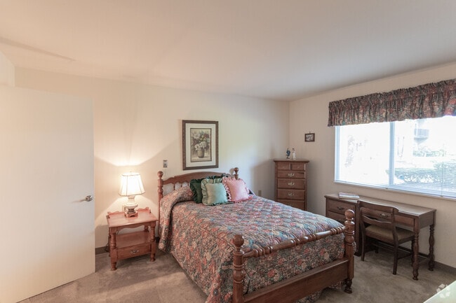 1BR, 1BA - 600 SF - Sycamores Terrace