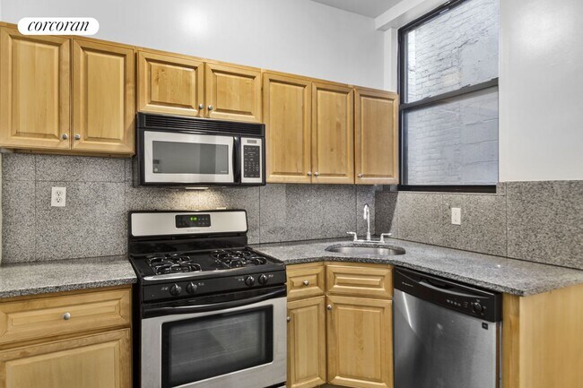 Photo - 100 W 67th St