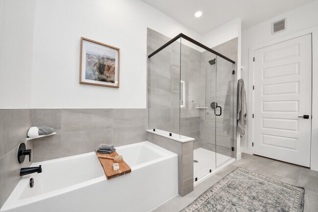 Building Photo - 15635 Memorial Dr Unit 223