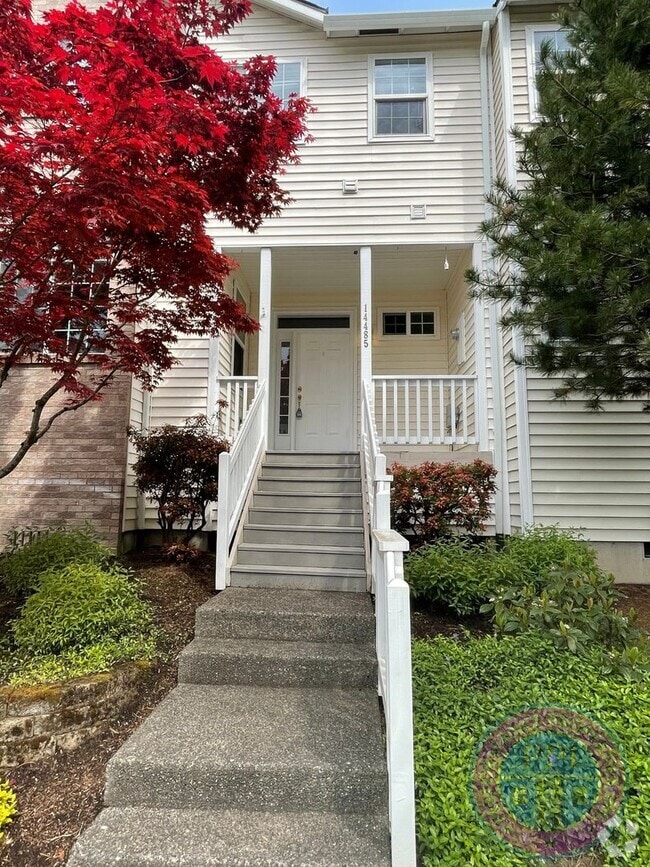 Building Photo - Sunnyside Townhome Close to Restaurants  &...