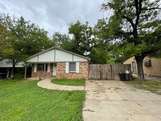 Building Photo - COMING SOON - 2 Bedroom 1 Bath Home in Lak...