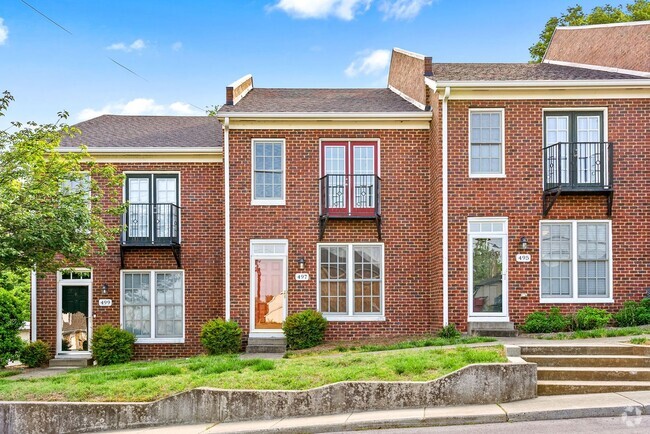 Building Photo - Pet Friendly Condo Downtown!