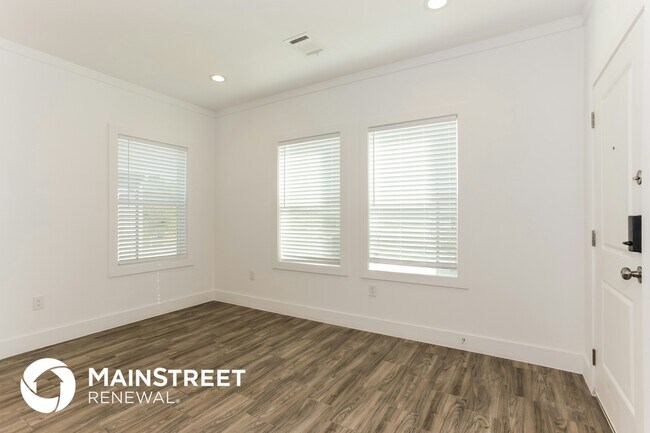 Photo - 2112 Belzise Terrace