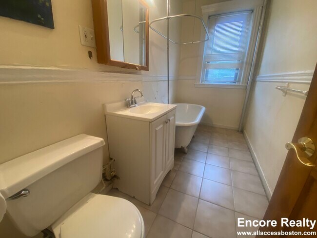 Photo - 364 Riverway Unidad 18