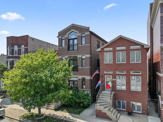 Building Photo - 3106 S Wells St Unit 1