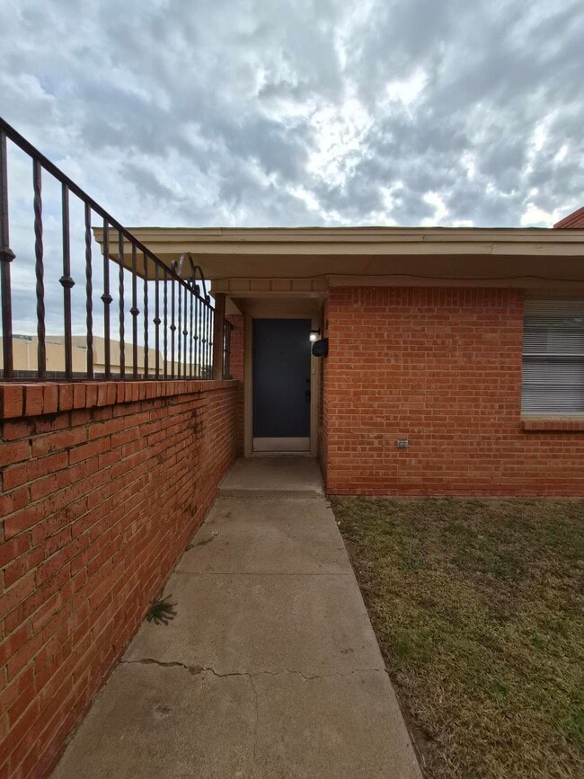 Photo - 3813 51st St