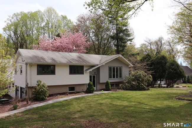 Building Photo - 442 Surrey Ln