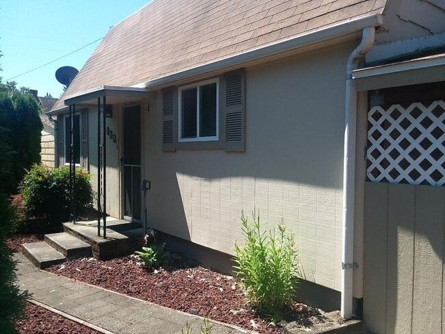 2-bedroom House Plus Bonus Room & 1.5 bath... - 2-bedroom House Plus Bonus Room & 1.5 bath...