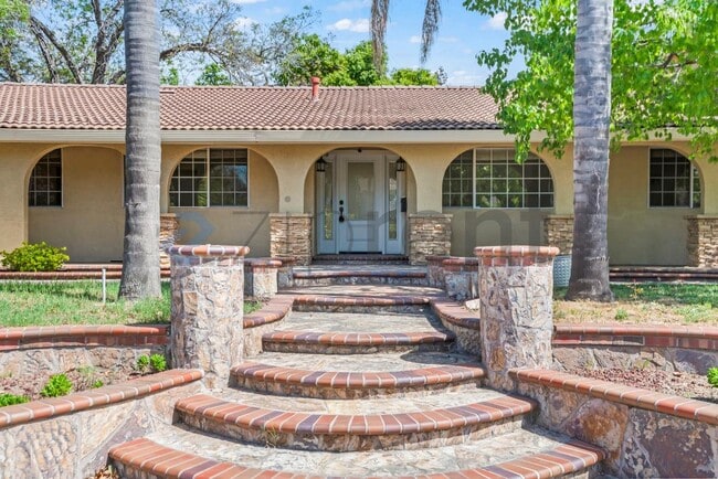 Photo - 1400 Arkell Rd