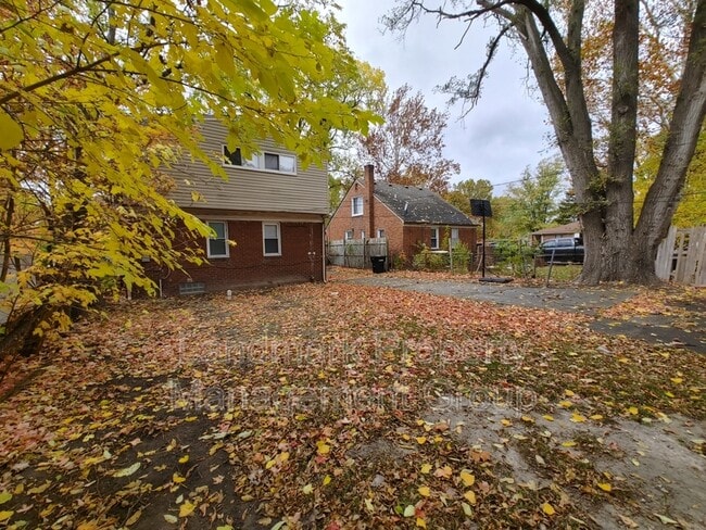 Photo - 19152 Sunderland Rd