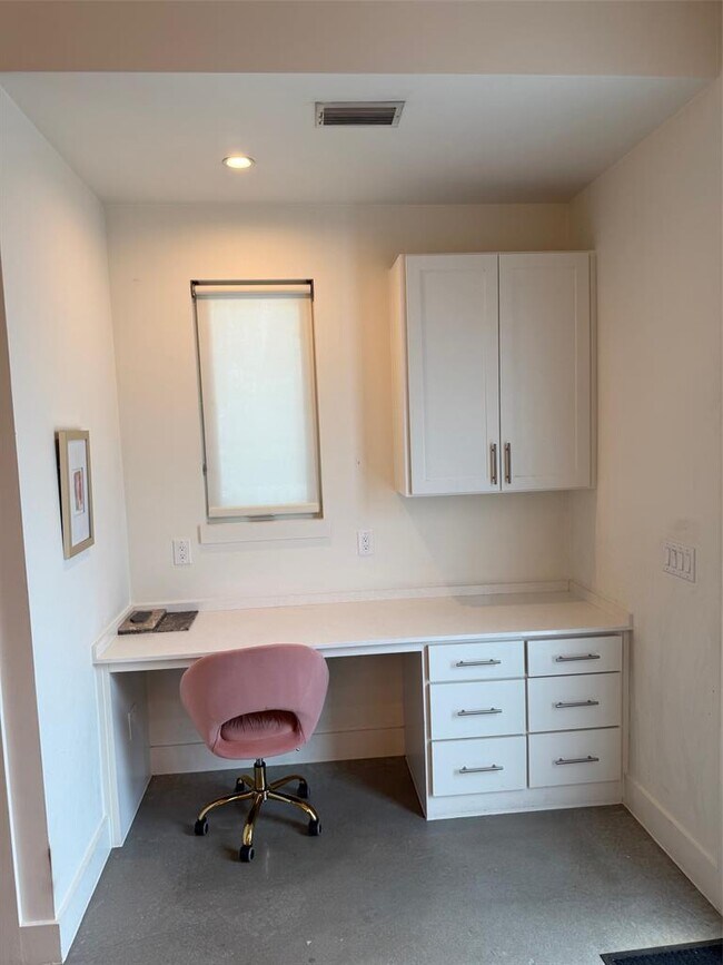 Photo - 905 W Johanna St Unidad B