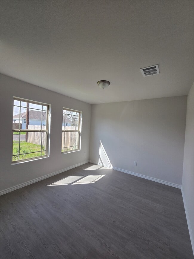 Photo - 608 Yupon St