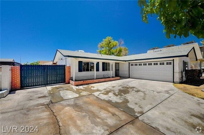Building Photo - A Hidden Beauty Rental