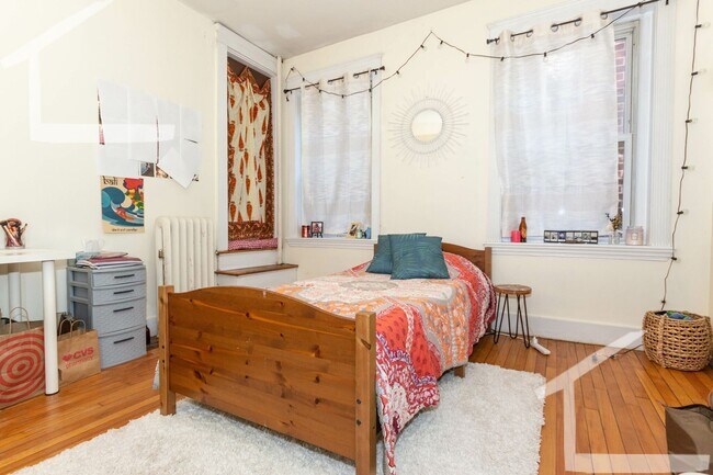 Photo - 3 Bed 1 Bath in Brookline