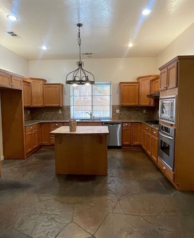 Beautiful 3BR/2BA Home in Prime Visalia Lo... - Beautiful 3BR/2BA Home in Prime Visalia Lo...