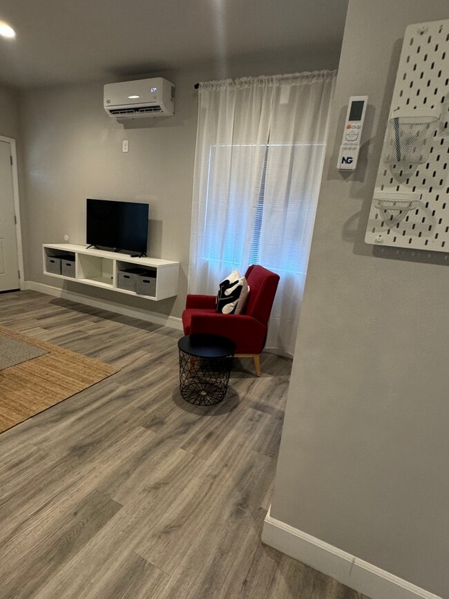 Photo - 5827 Rose Ave