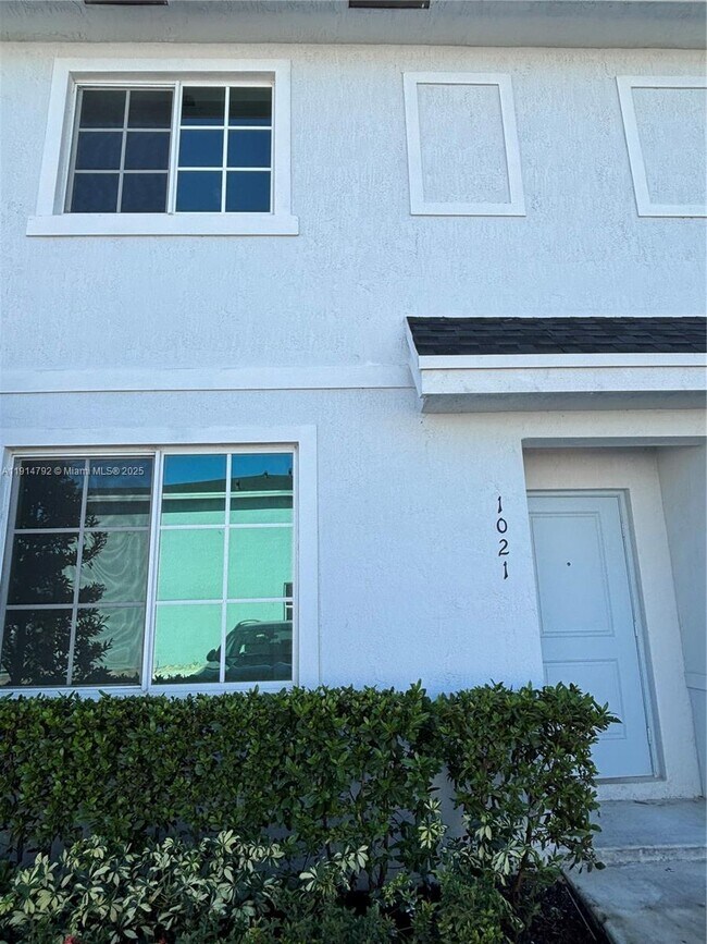 Building Photo - 1021 NW 5th Ave