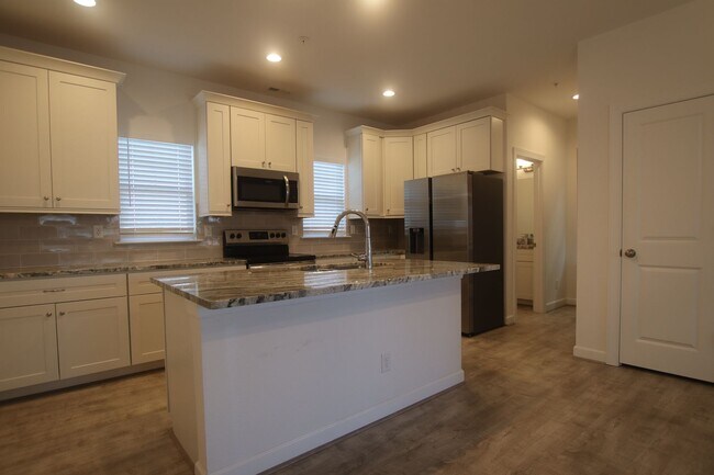 Photo - Contemporary 4bd/3.5ba in excellent location