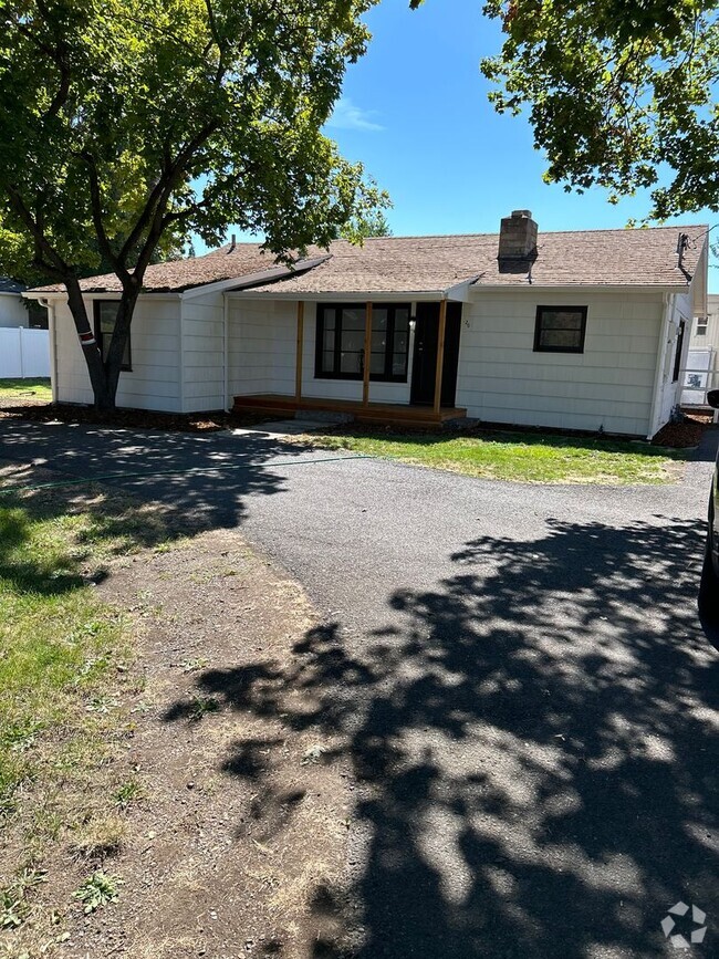 Building Photo - 2 Bedroom 1 Bath Home