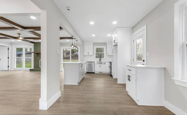 Photo - Move in Ready Stunning 4/3 Close To Everything In Greenville!