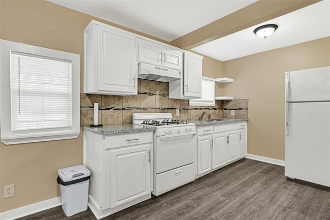 Photo - 305 N Live Oak St