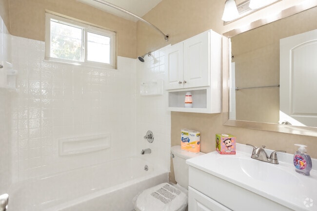 1BR, 1BA - 610SF - Bathroom - Alondra Palm LLC
