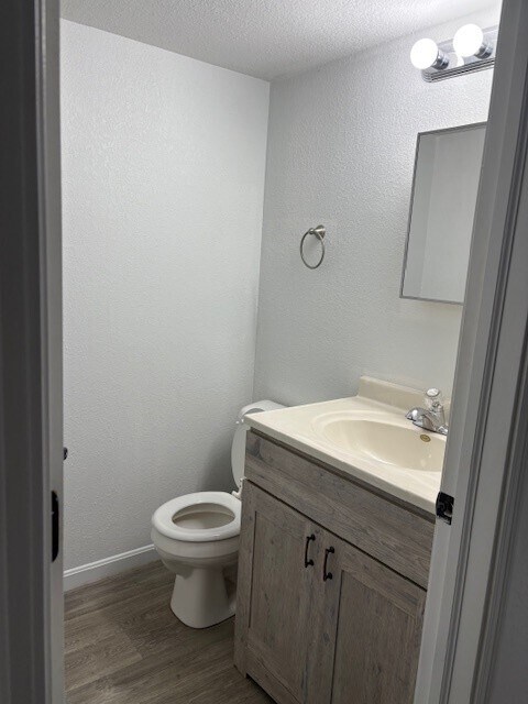 Medio baño - Candlelight Apartments & Condos