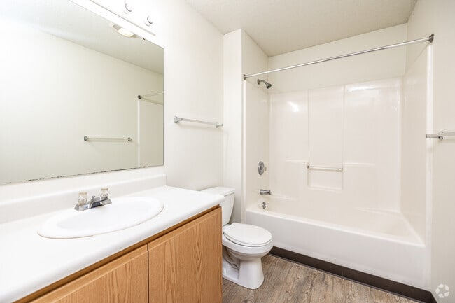 2BR, 1BA - 1st & 2nd Floor/920 SF