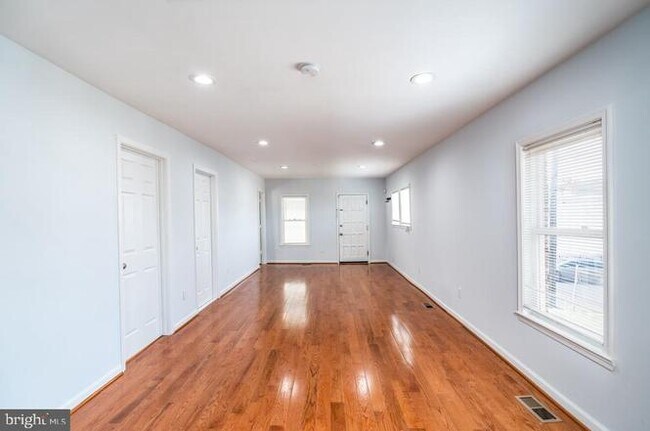 Photo - 609 49th Pl NE