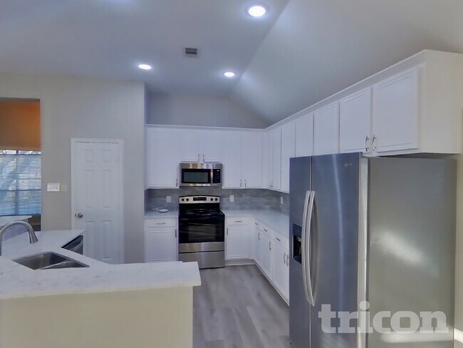 Photo - 2075 Crestlake Dr