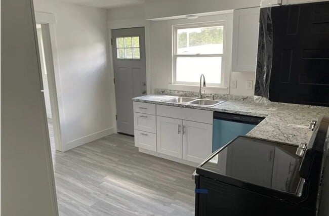 230 N 3rd St Unit Upstairs