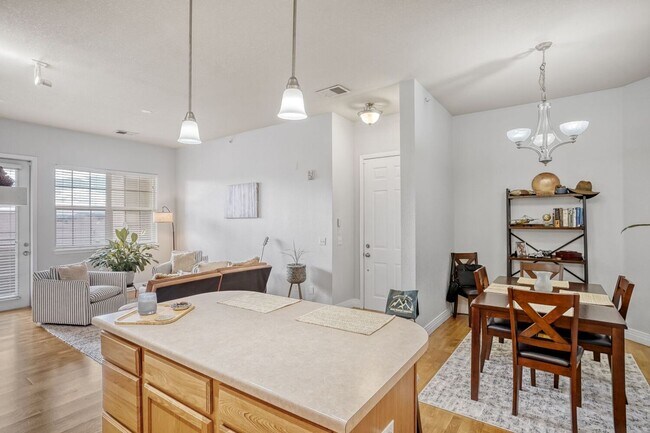 Photo - Beautiful Updated 2-bedroom Condo in highly desirable Mayfair-Lowry Location! 1-month free rent- ...