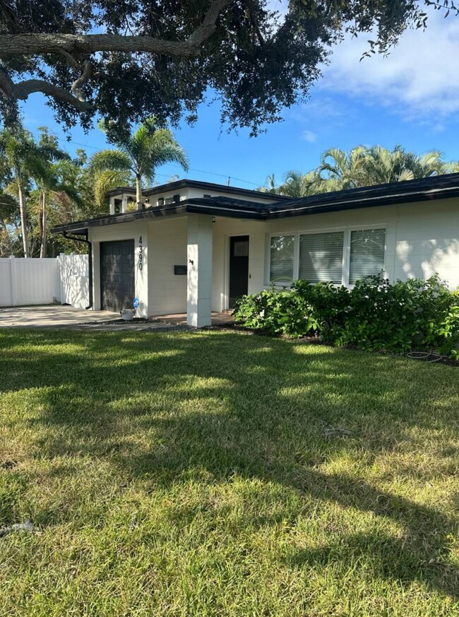 Photo - 4390 Maple St NE