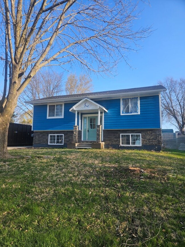 215 Knoll Dr