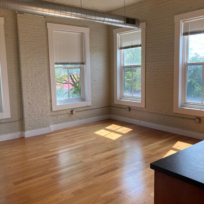 Living Room 2b/2b, 1067 sq ft