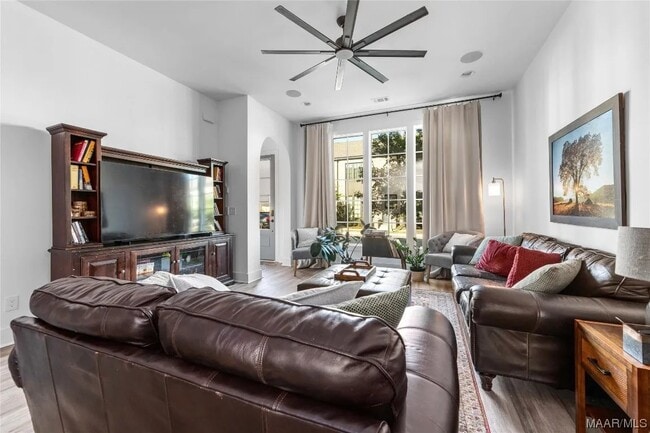 Photo - 4648 Broadwick St