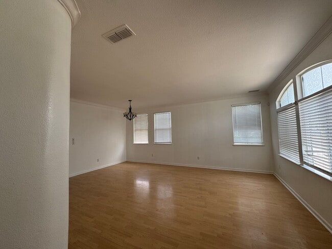 Building Photo - Conveniently Located Home