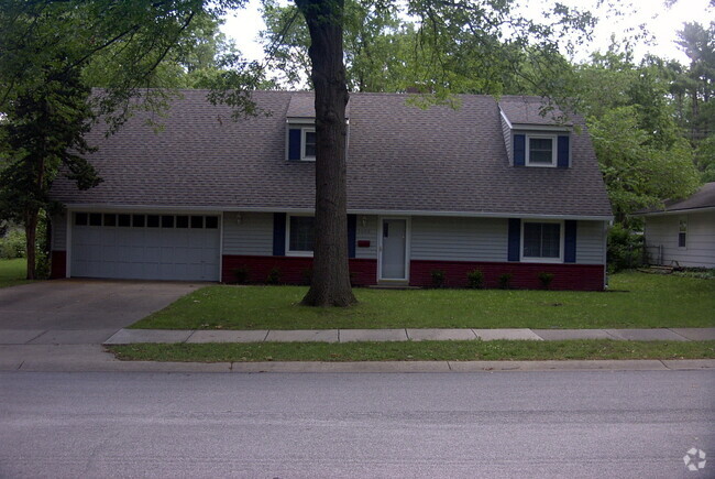 Building Photo - Large 5 Bedroom Nall Hills Home