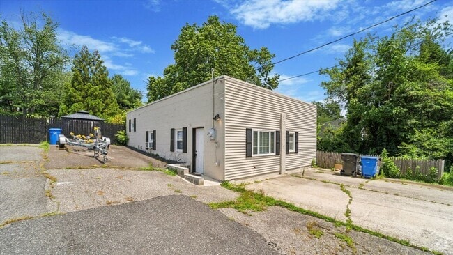 Building Photo - 221 Center St Rental