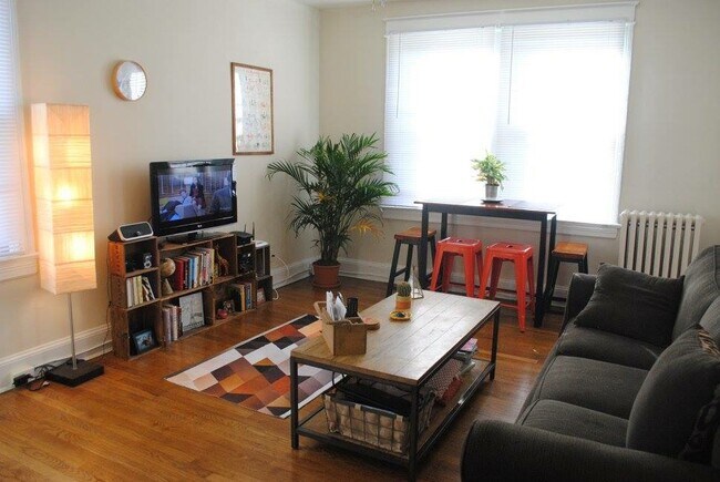 Sala de estar típica - Devonshire Courts Apartments - South