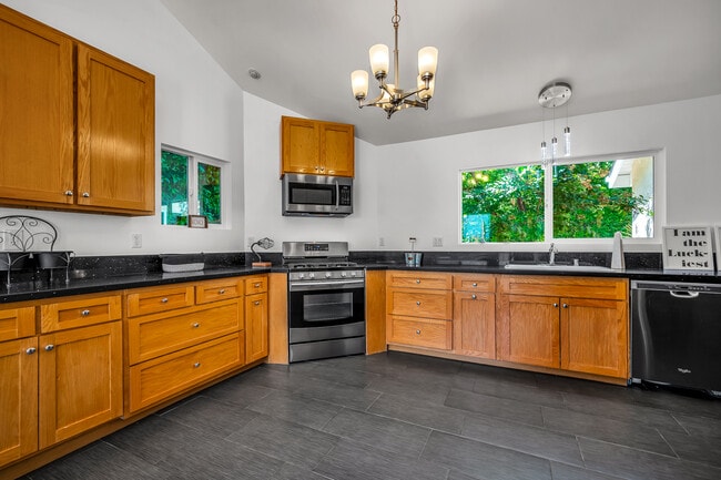 Photo - 910 N Hayworth Ave