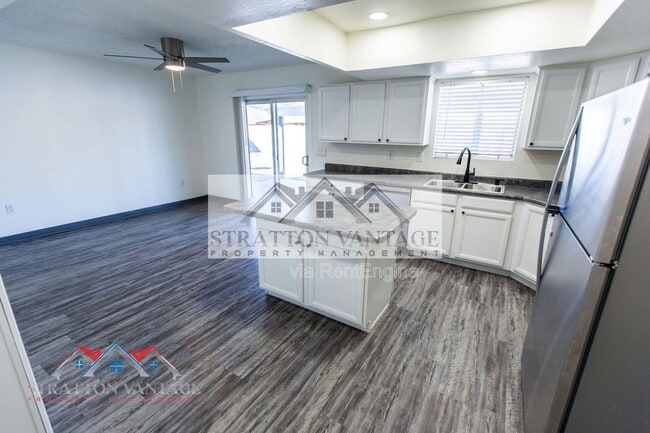 Building Photo - 2526 E Juanita Ave