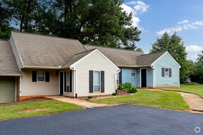 2BR, 2BA-950 SF