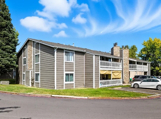 Building Photo - Spectacular Top Floor Condo in Aurora! Unit 202