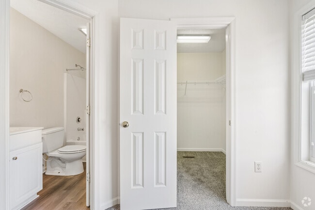 4BR, 4.5BA - 1,721SF - Bathroom & Closet 2