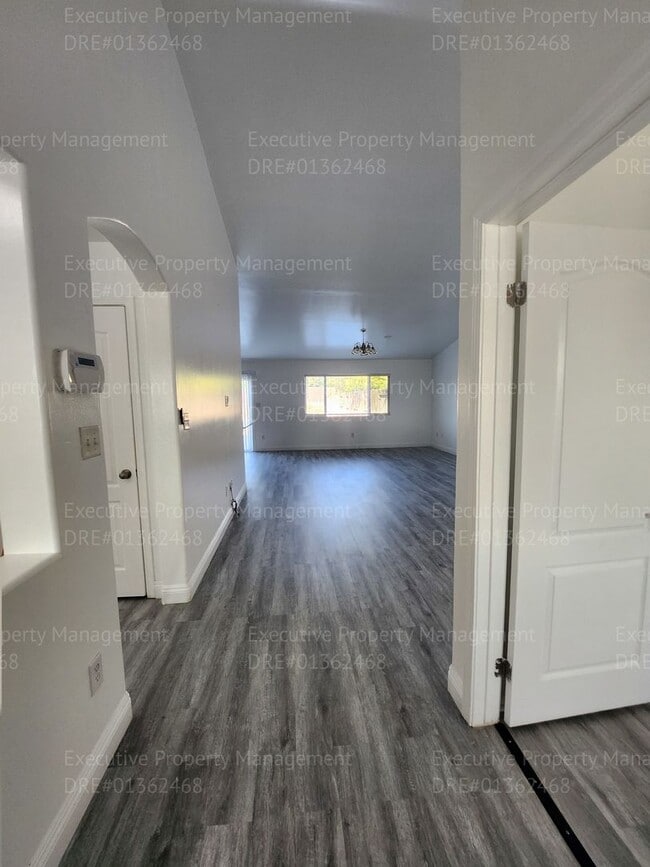 Photo - 4 bedroom/ 2 bathroom located in the South...