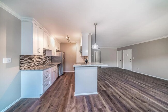 Photo - Beautiful Renovated 1 Bedroom Condo with Many Upgrades! Private Balcony! Pool on Site!