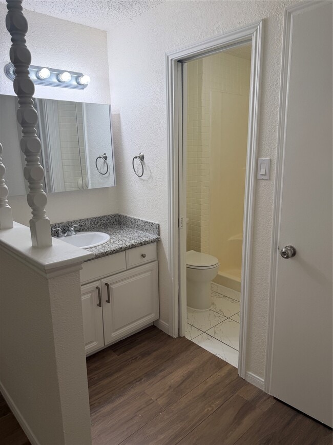 Building Photo - 2110 Bentvine Dr