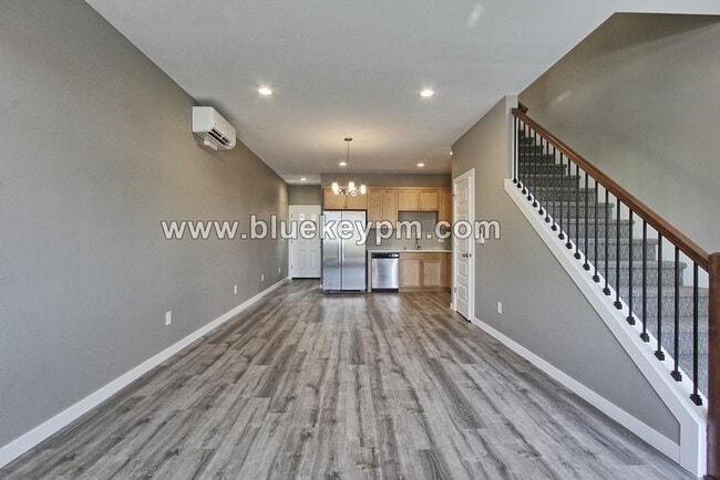 Photo - 2 Primary Bedrooms and 2.5 Bathrooms Uptow...